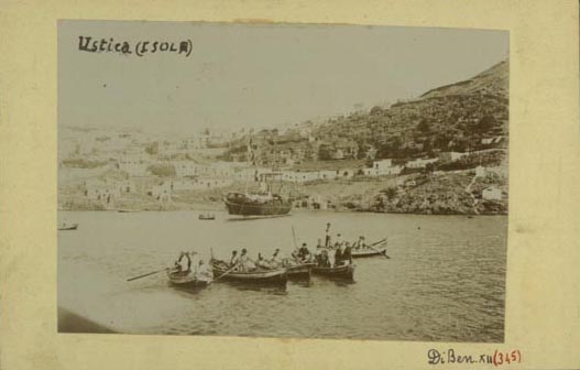 Ustica – Nave e barche