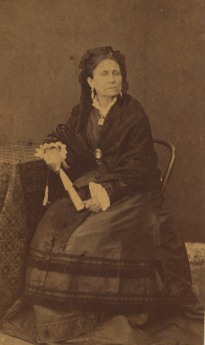 Signora usticese in suntuoso abito, 1889